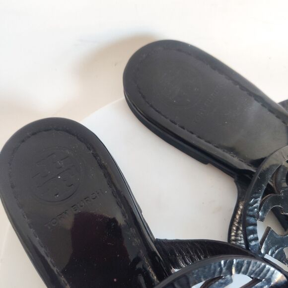 Tory Burch Sandals Size 8.5 Miller Logo Black Patent Leather Flat Thong Preppy - Picture 9 of 12
